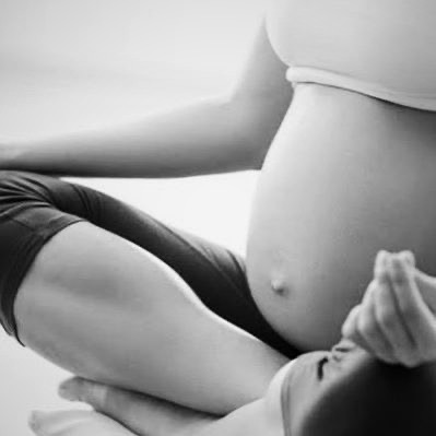 donna incinta che fa yoga